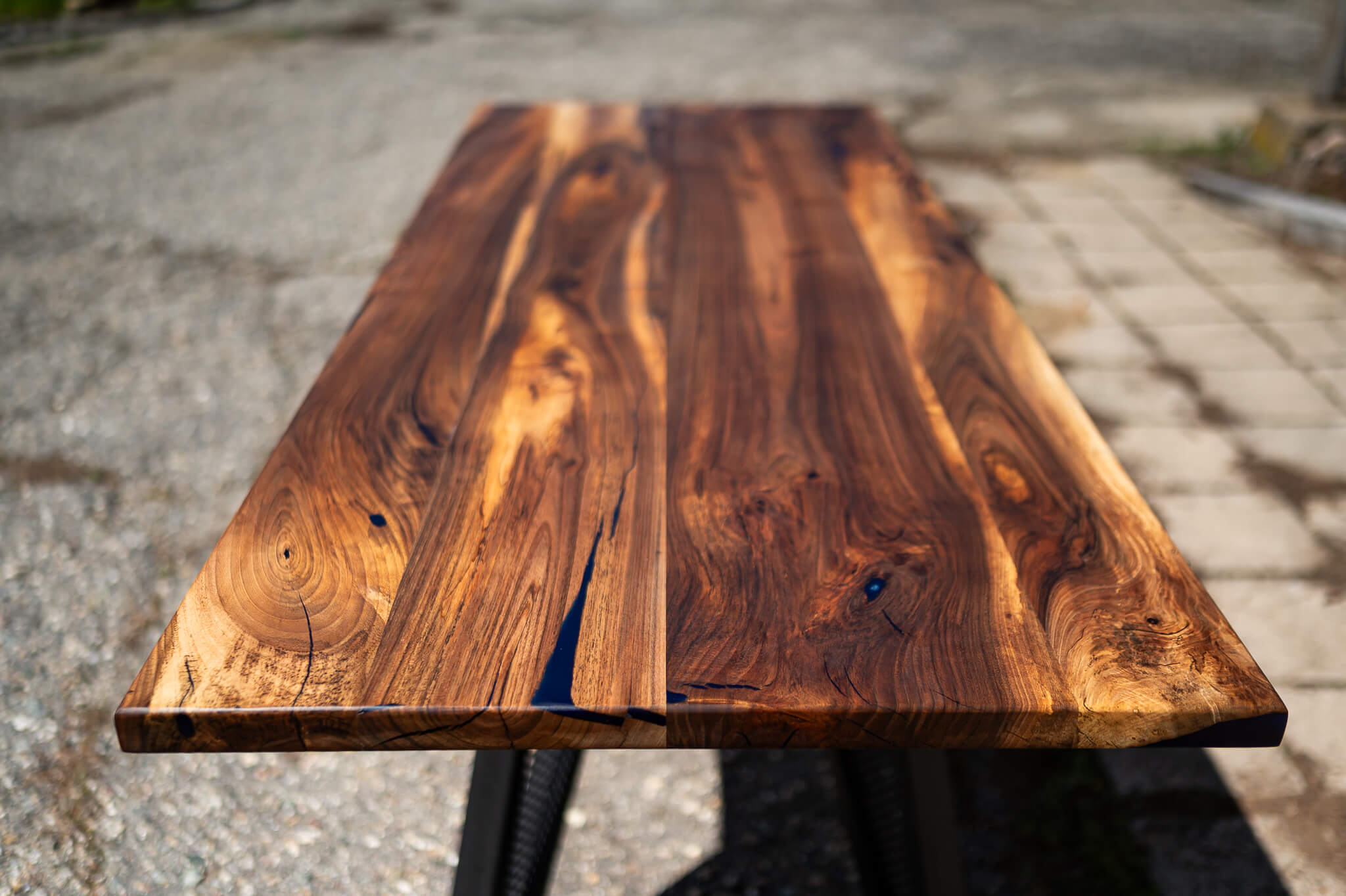 Sun exposed table side image