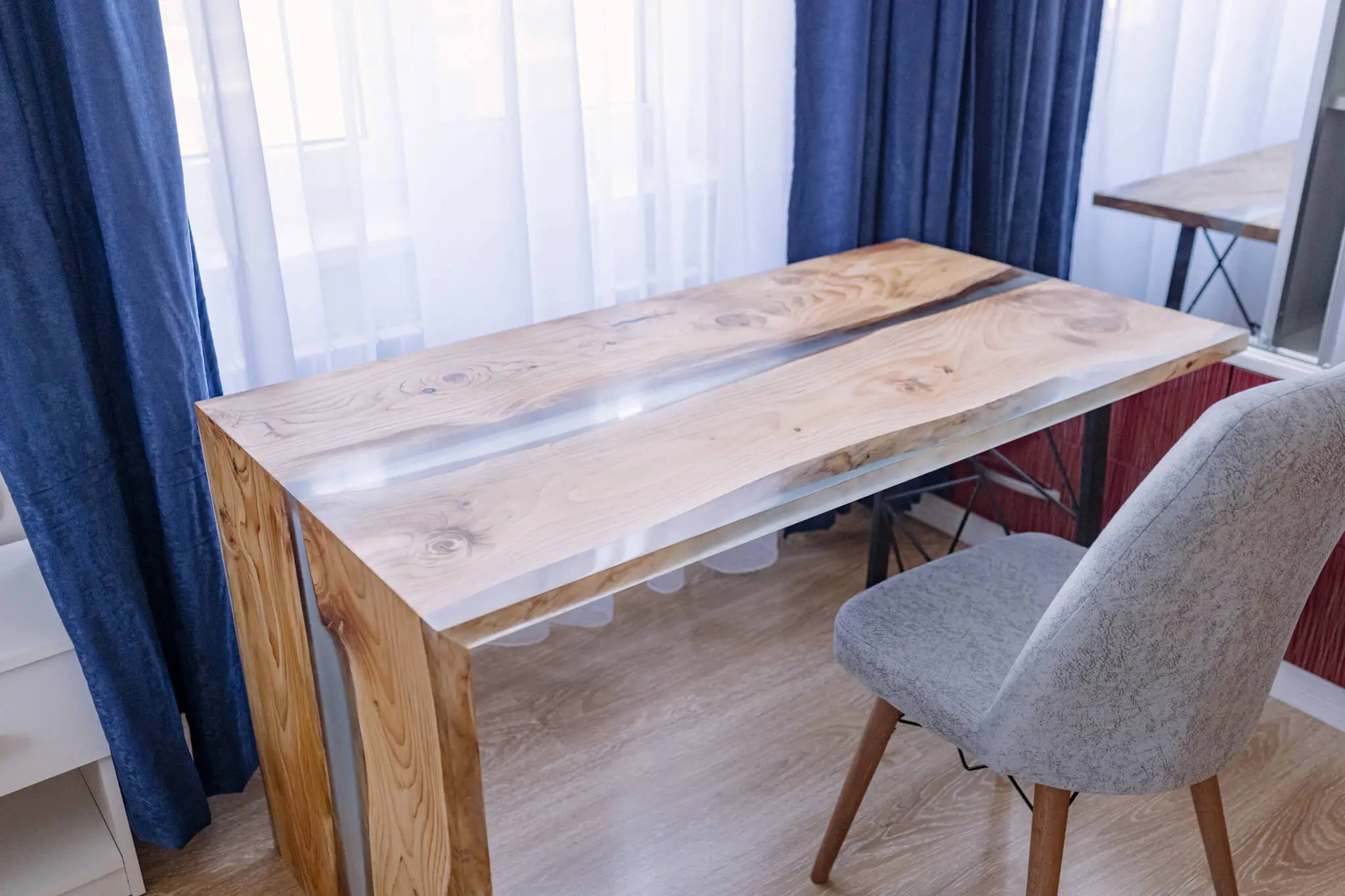 Transperent desk